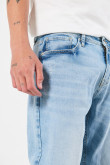 Jean azul claro skinny con rotos sutiles y tiro bajo