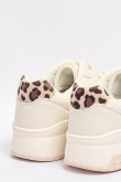 Tenis casuales cremas con diseño animal print posterior