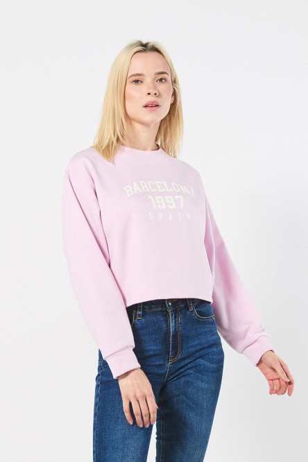 Buzo crop top rosado con texto college en frente