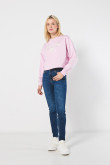 Buzo crop top rosado con texto college en frente