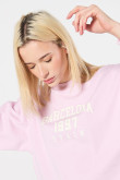 Buzo crop top rosado con texto college en frente