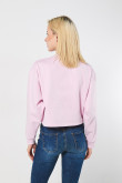 Buzo crop top rosado con texto college en frente