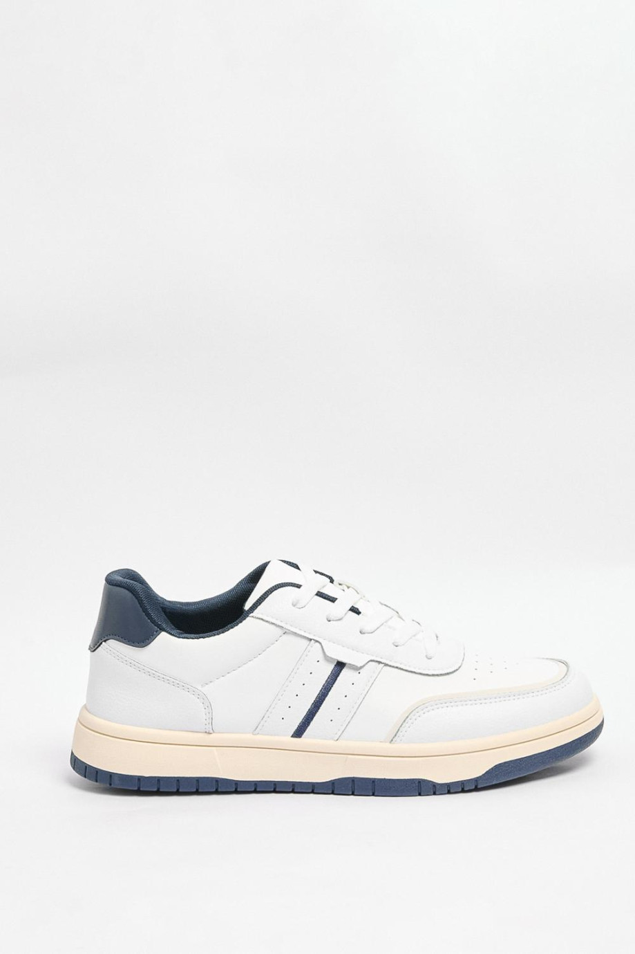 Tenis casuales blancos con contrastes azules y perforaciones