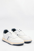 Tenis casuales blancos con contrastes azules y perforaciones