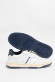 Tenis casuales blancos con contrastes azules y perforaciones