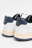 Tenis casuales blancos con contrastes azules y perforaciones