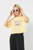 Camiseta amarilla crop top oversize con diseño futurista