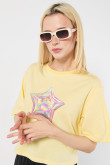 Camiseta amarilla crop top oversize con diseño futurista