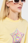 Camiseta amarilla crop top oversize con diseño futurista