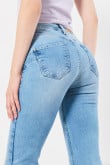 Jean tiro alto push up azul claro con desgastes localizados