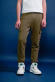 Pantalón jogger cargo unicolor con bolsillos de parche