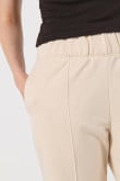 Pantalón unicolor jogger con vena centrada y bota recta