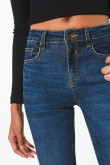 Jean ceñido azul oscuro jegging con tiro alto y bolsillos