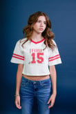 Camiseta crop top cuello V crema clara con diseño college