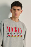 Sueter cuello redondo con estampado de Mickeys