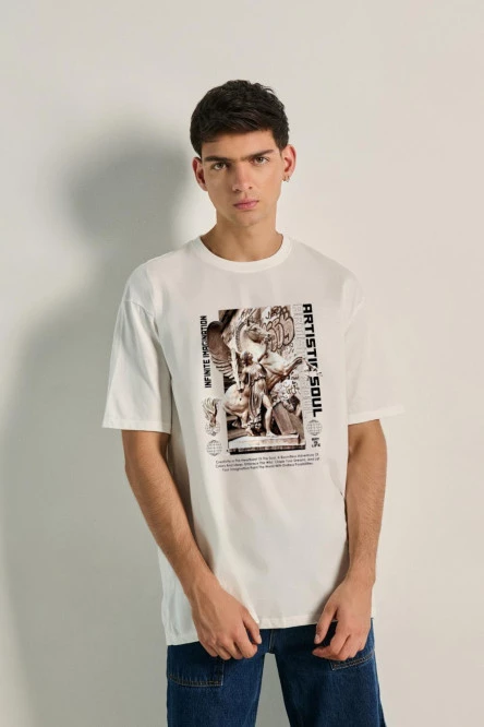 Camiseta oversize unicolor con diseño de escultura artística