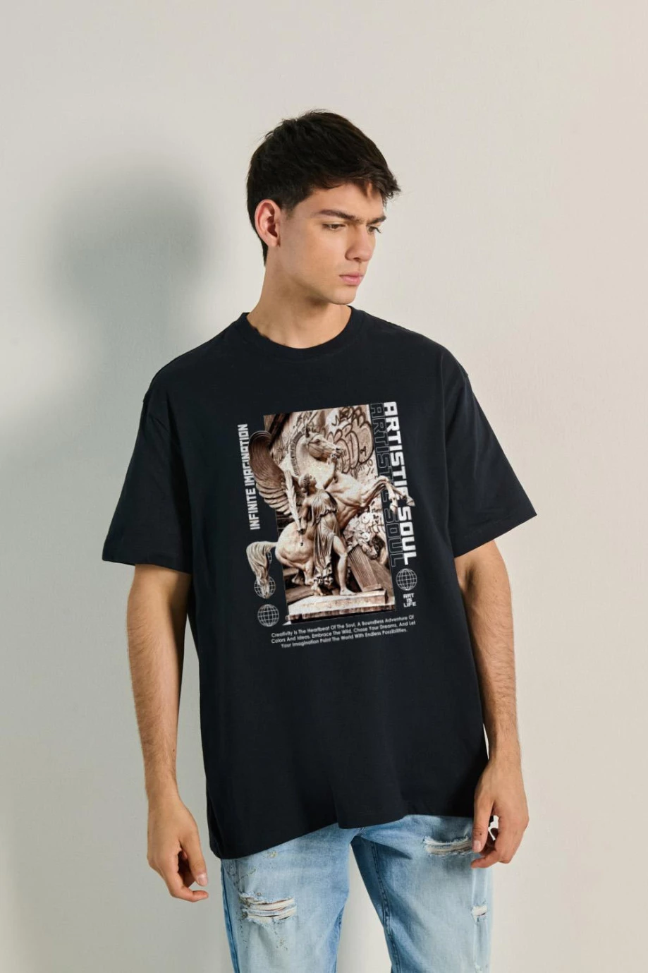 Camiseta oversize unicolor con diseño de escultura artística