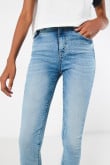 Jean súper tiro alto jegging azul con desgastes localizados