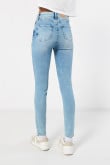 Jean súper tiro alto jegging azul con desgastes localizados