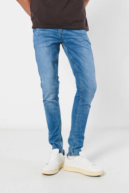 Jean azul claro súper skinny tiro bajo con desgastes sutiles