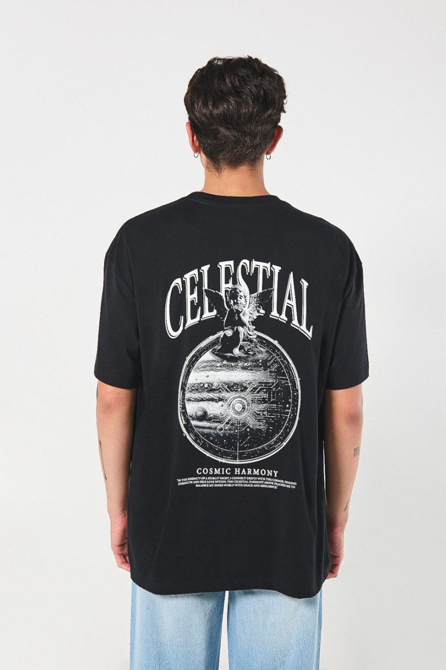 Camiseta oversize negra manga corta con diseño celestial