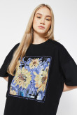 Camiseta oversize negra manga corta con flores artísticas