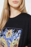 Camiseta oversize negra manga corta con flores artísticas