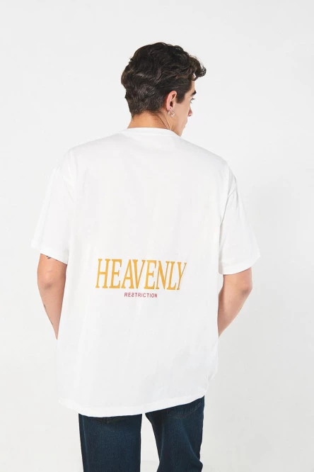 Camiseta crema oversize cuello redondo con diseño celestial