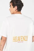 Camiseta crema oversize cuello redondo con diseño celestial