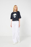 Camiseta crop top azul intensa oversize con diseño de alien