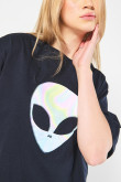 Camiseta crop top azul intensa oversize con diseño de alien