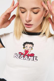 Camiseta para mujer con estampado en frente de Betty Boop  manga corta, con  cuello y puños en rib en color contraste