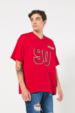 Camiseta oversize roja con cuello V y diseño college