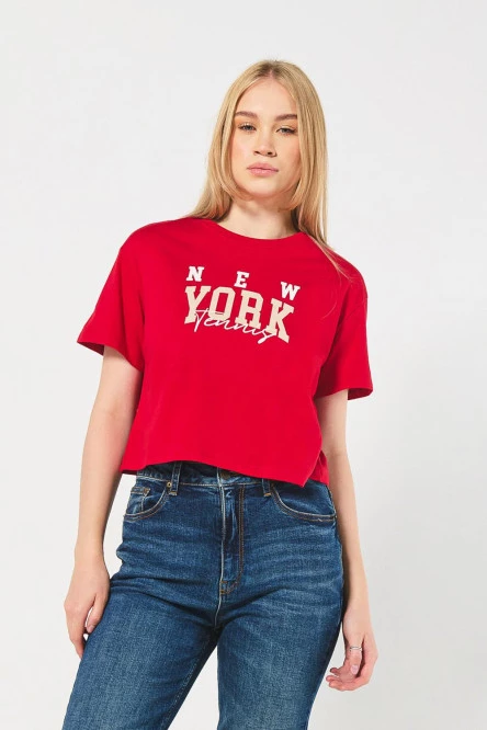 Camiseta crop top roja oscura con estampado college