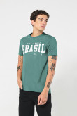 Camiseta verde oscura con texto college y cuello redondo