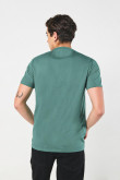 Camiseta verde oscura con texto college y cuello redondo