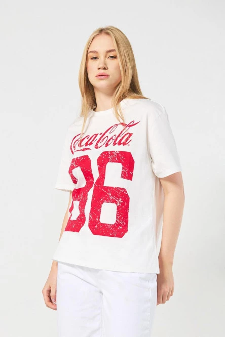 Camiseta manga corta crema con diseño rojo de Coca-Cola