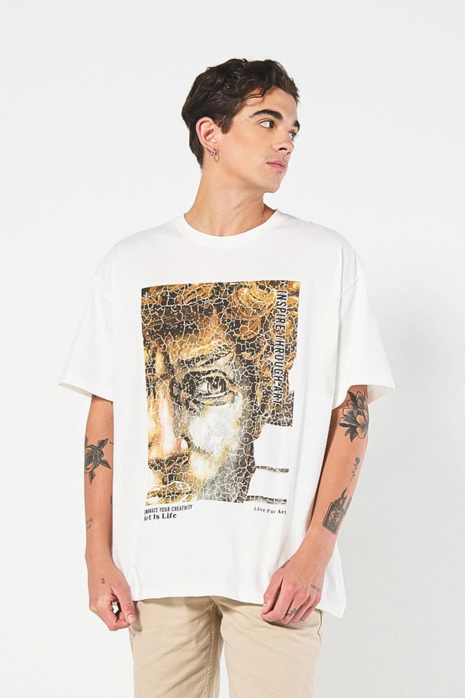 Camiseta oversize crema con diseño de escultura artística