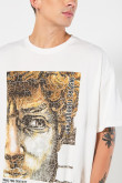 Camiseta oversize crema con diseño de escultura artística