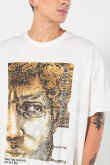 Camiseta oversize crema con diseño de escultura artística