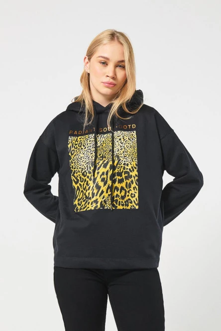 Buzo negro oversize con capota y diseño animal print