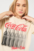 Camiseta kaki manga corta con diseño de Coca-Cola