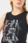 Camiseta femenina manga sisa con estampado en frente de Iron Maiden.