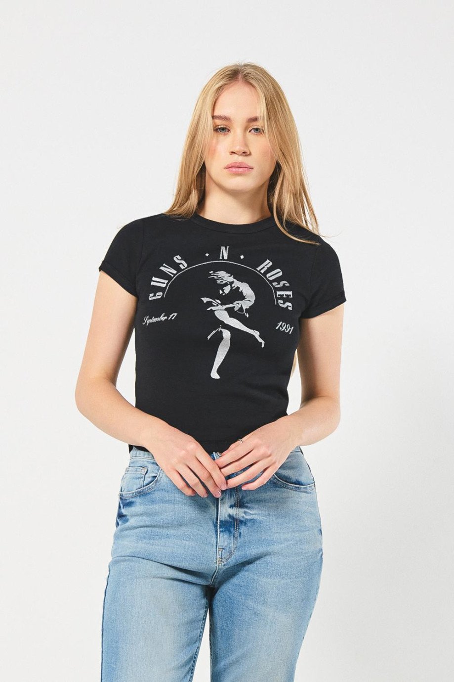 Camiseta femenina en rib ajustada al cuerpo, manga corta, con estampado en frente de Guns N' Roses.