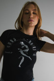 Camiseta femenina en rib ajustada al cuerpo, manga corta, con estampado en frente de Guns N' Roses.