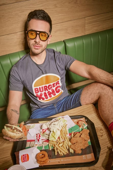 Camiseta gris intensa de Burger King con cuello redondo