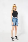 Short súper tiro alto azul en jean con rotos y bolsillos