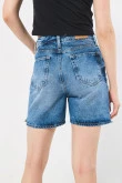 Short súper tiro alto azul en jean con rotos y bolsillos