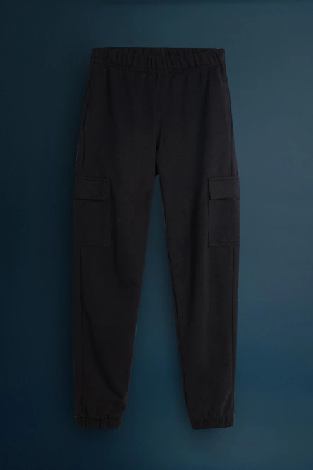 Pantalón jogger cargo unicolor con bolsillos de parche