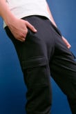 Pantalón jogger cargo unicolor con bolsillos de parche